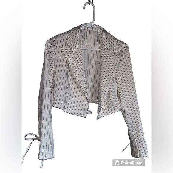 Cropped Black and White Pinstripe Blazer - Picture 3 of 5